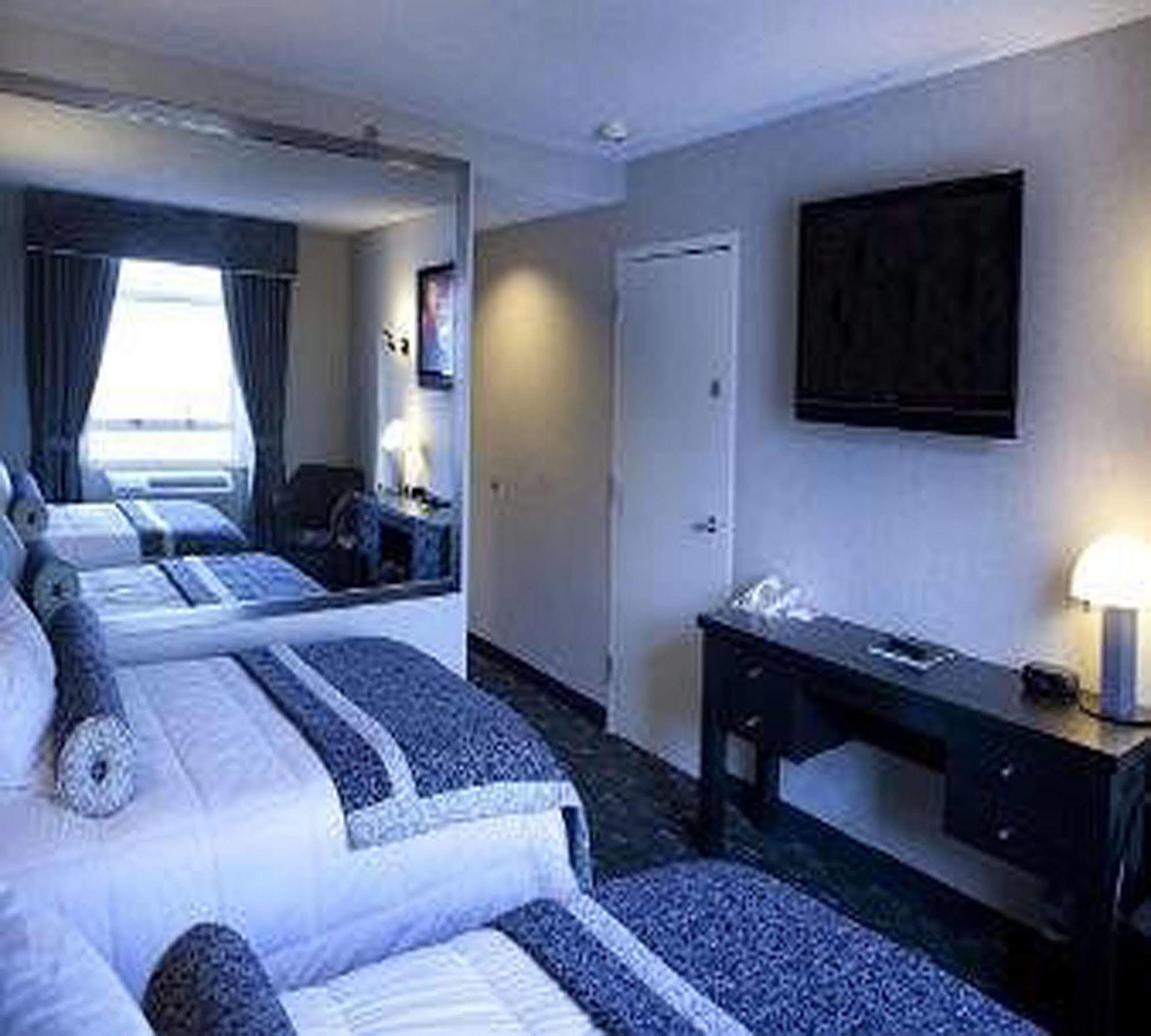 Ramada Plaza By Wyndham West Hollywood & 3*