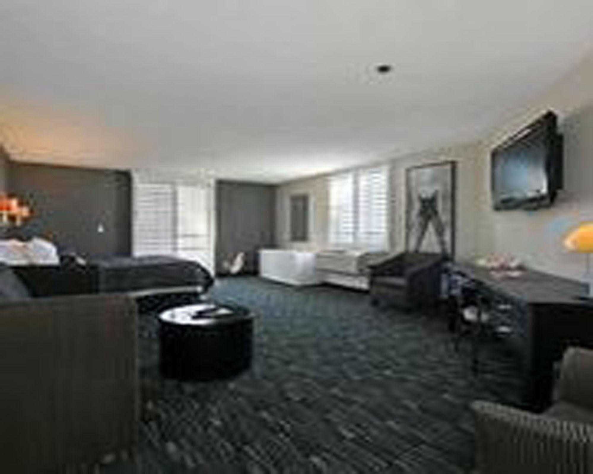 Hotel Ramada Plaza By Wyndham West Hollywood & 3*