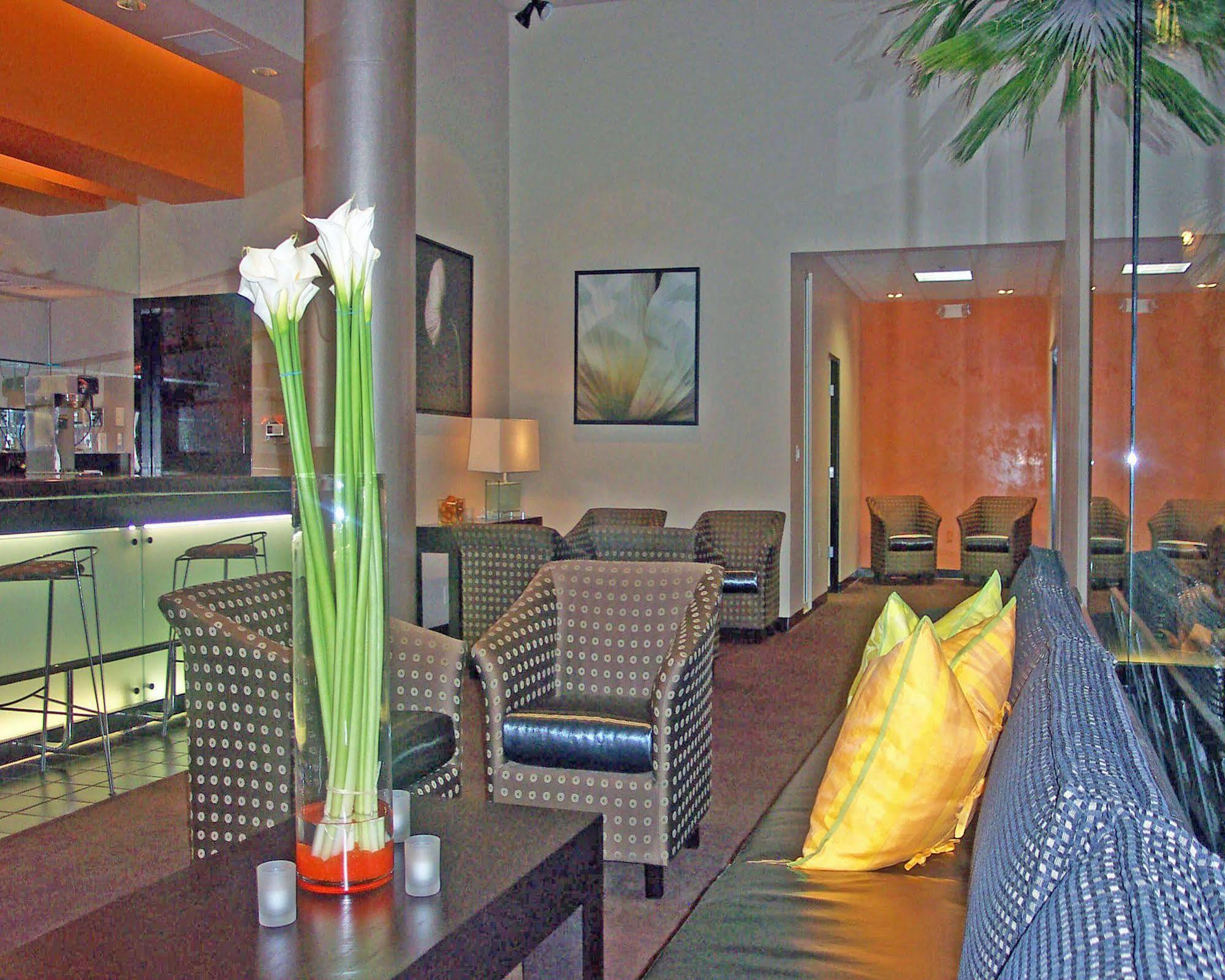 Hotel Ramada Plaza By Wyndham West Hollywood & Los Ángeles
